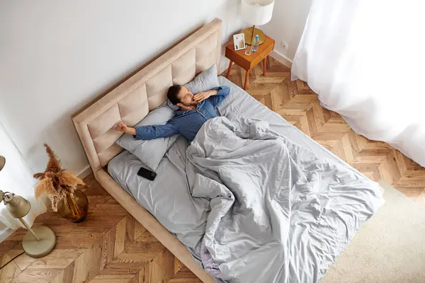 Man Lies Peacefully Bed Serene Room — स्टॉक फोटो, इमेज