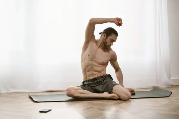 Shirtless Man Yogamatta Böjande Muskler — Stockfoto