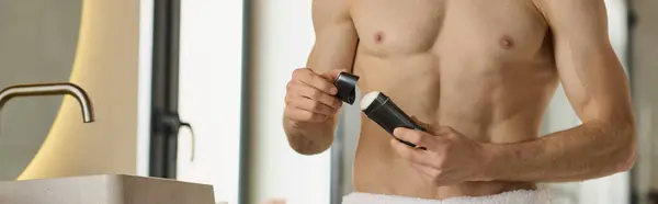 Muž Bez Trička Drží Deodorant Připravuje Svou Ranní Rutinu — Stock fotografie