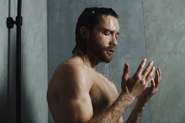 Ein Mann Steht Unter Der Dusche Die Hände Der Luft — Stockfoto