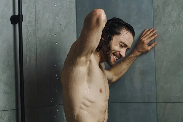 Shirtless Man Tar Uppfriskande Dusch Ett Badrum Stockbild