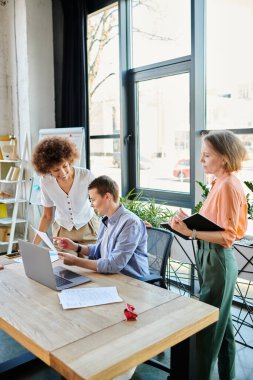 Bir grup çalışkan iş kadını ahşap bir masanın etrafında iş tartışıyor..