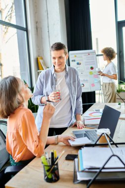 Çok ırklı iş kadınları ofiste birlikte çalışıyorlar..