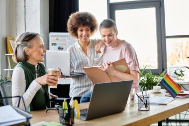 Ofisteki projeleri hakkında hevesli çeşitli kadın profesyoneller konuşuyor..