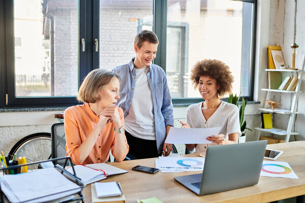 Трудолюбивые деловые женщины, разнообразные и инклюзивные, собираются за деревянным столом в офисной обстановке, чтобы работать вместе.