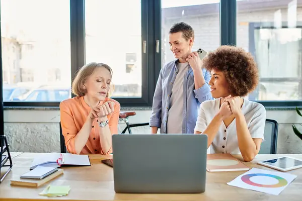Multicultural Group Businesswomen Collaborating Table Laptop Office Setting — Stock Photo, Image