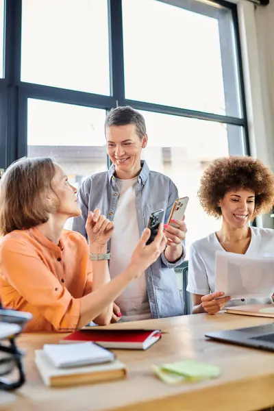 Diverse Group Businesswomen Focused Cell Phone Table — Stock Photo, Image