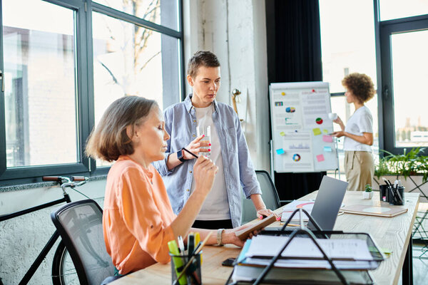 Разнообразные деловые женщины, работающие вместе в офисе.