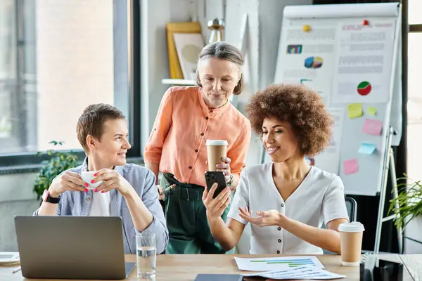 Group Hardworking Diverse Businesswomen Sitting Table Collaborating Office Setting — Stock Photo, Image