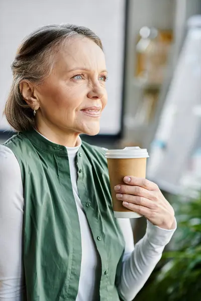 stock image A stylish businesswoman enjoys a cup of coffee.