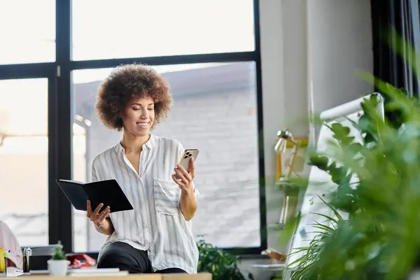 Businesswoman Deep Thought She Checks Her Cellphone Her Desk — Fotografia de Stock
