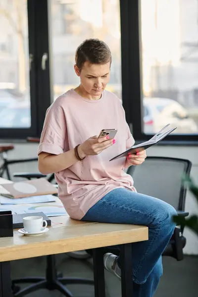 Businesswoman Engrossed Smartphone Office Table — Stock Photo, Image