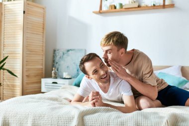 Gündelik giysiler içinde iki adam bir yatakta uzanıyordu..