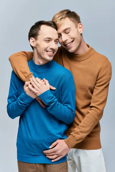 Due Uomini Abbigliamento Casual Stanno Insieme Abbracciati Abbraccio Amorevole — Foto Stock