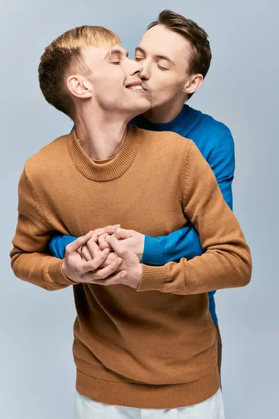 Dois Homens Camisola Carinhosamente Beijando Fundo Cinza — Fotografia de Stock