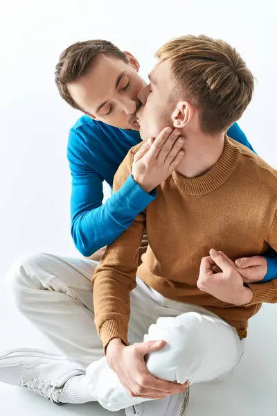 Una Pareja Gay Amorosa Con Atuendos Casuales Sentados Uno Lado — Foto de Stock