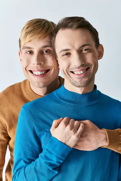 Dos Hombres Atuendo Casual Abrazándose Con Los Brazos Alrededor Los — Foto de Stock