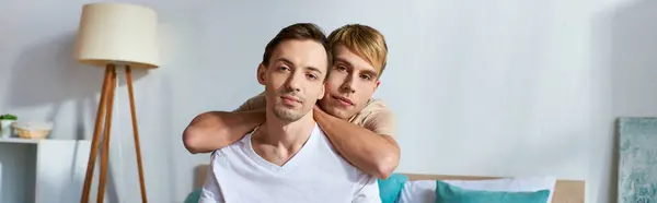 Älskade Homosexuella Par Avslappnad Klädsel Kramas Ett Mysigt Rum — Stockfoto