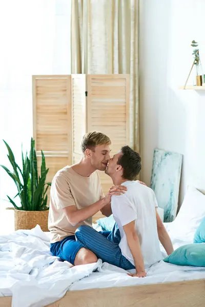 Ένα Ερωτευμένο Γκέι Ζευγάρι Περιστασιακή Ενδυμασία Που Μοιράζεται Ένα Φιλί — Φωτογραφία Αρχείου
