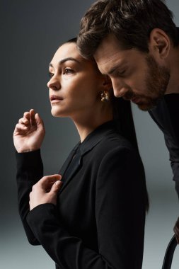 Zarif giysiler içinde birbirine yakın duran sevgi dolu bir çift..