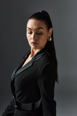 Siyah elbiseli, gözleri kapalı bir kadın..