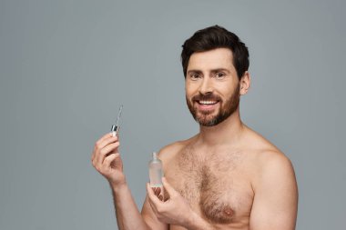 Yüzüne serum süren yakışıklı bir adam..