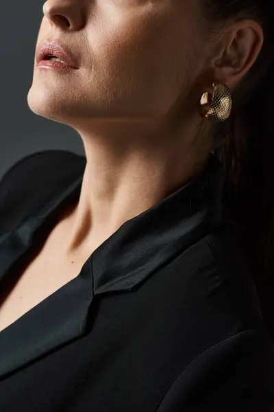 Woman Black Shirt Dazzling Gold Earrings Poses Elegantly — Stockfoto