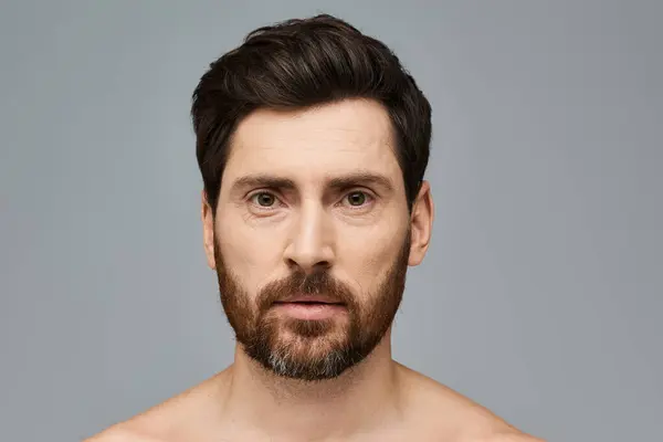 Bearded Man Stands Shirtless Exuding Confidence Strength — Stock Photo, Image