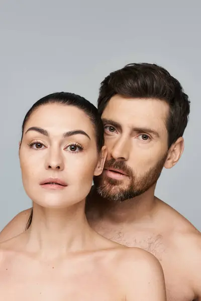 Ein Mann Und Eine Frau Posieren Elegant Zusammen Bei Einem — Stockfoto