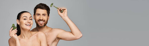 Красивая пара, излучающая красоту, используя ролик и гуа ша вместе.