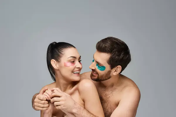 Alluring Couple Eye Patches Pose Together Enchanting Display — Stock Photo, Image