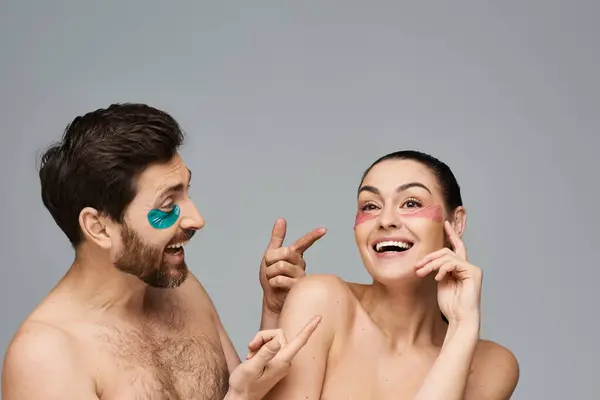 Stylish Couple Eye Patches Pose Together Enchanting Display — Stock Photo, Image