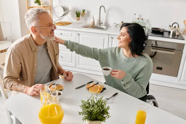 Man Disabled Woman Wheelchair Seated Kitchen Table Sharing Tender Moment — Foto de Stock