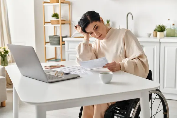 Eine Behinderte Frau Rollstuhl Arbeitet Ihrem Laptop Einem Tisch Ihrer — Stockfoto