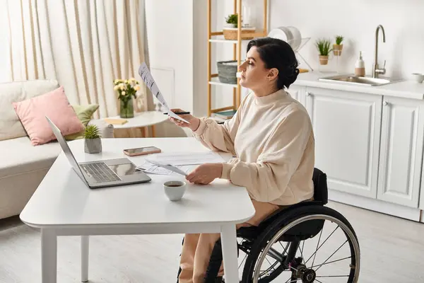 Zdravotně Postižená Žena Invalidním Vozíku Pracuje Notebooku Své Kuchyni Ukazuje — Stock fotografie