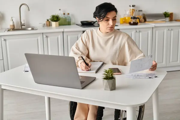 Disabled Woman Wheelchair Focused Her Laptop Kitchen Table Working Remotely — Stock Photo, Image