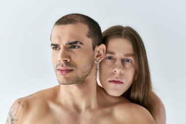 Beyaz arka planda iki adam birlikte poz veriyor..