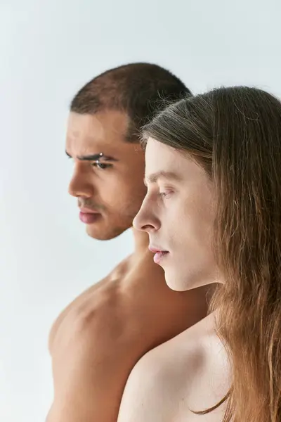 Dois Homens Envolvem Olhar Significativo Amoroso — Fotografia de Stock