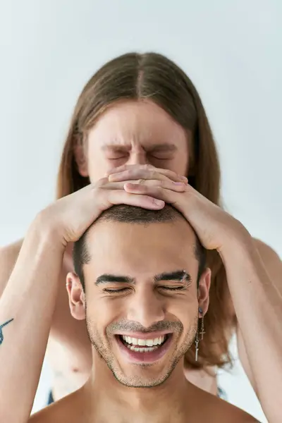 ボーイフレンドが頭に手を伸ばして笑顔を浮かべる男 — ストック写真
