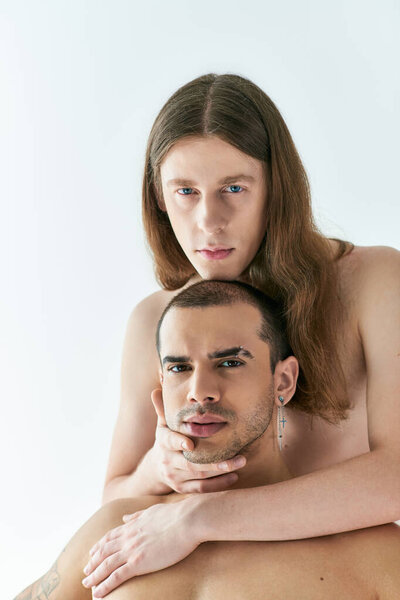 Мужчина нежно обнимает своего парня.