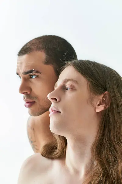 Dos Hombres Comparten Momento Tierno Mirándose Los Ojos — Foto de Stock