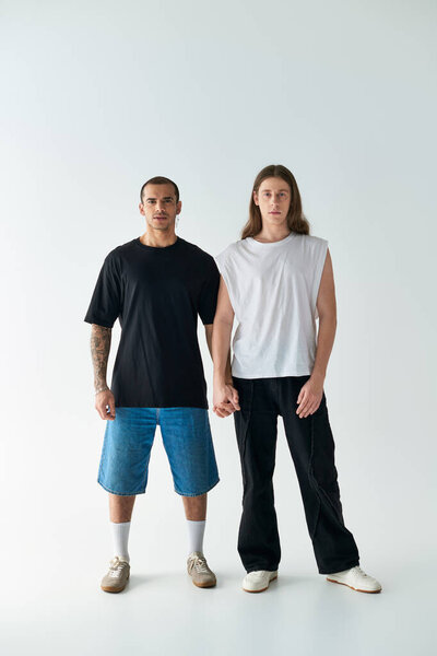 Двое мужчин стоят бок о бок, источая любовь и гармонию..