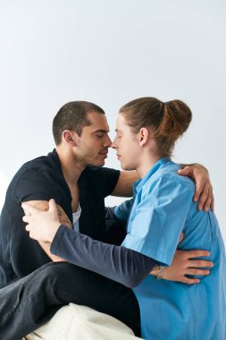 İki erkek birbirine nazikçe sarılır..