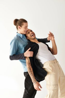 İki adam kucaklaşıyorlar..