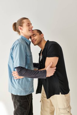 Birbirine sarılan iki adam..