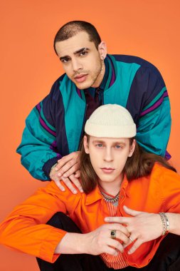 İki erkek zarif bir şekilde poz verir..