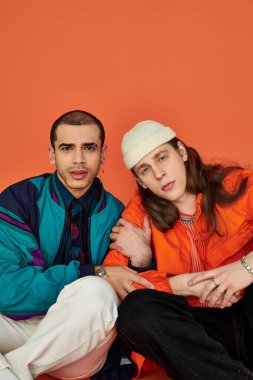 İki adam yan yana otururken bir anı paylaşır.