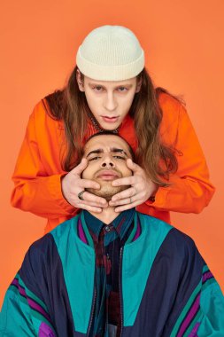 Adam nazikçe erkek arkadaşının kafasını tutuyor..