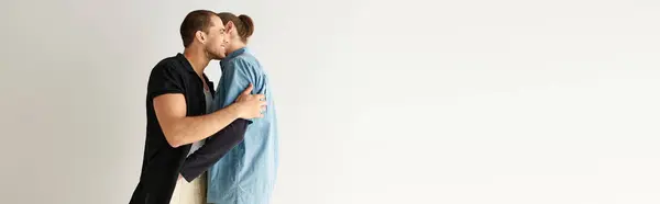 Homem Abraça Seu Parceiro Firmemente Sob Cobertor Azul — Fotografia de Stock