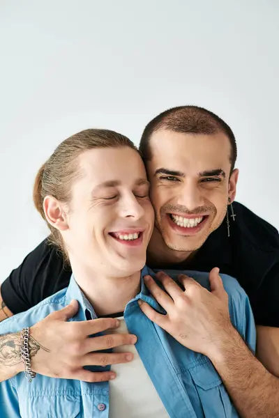 Dos Hombres Comparten Cálido Abrazo Expresando Amor Conexión — Foto de Stock